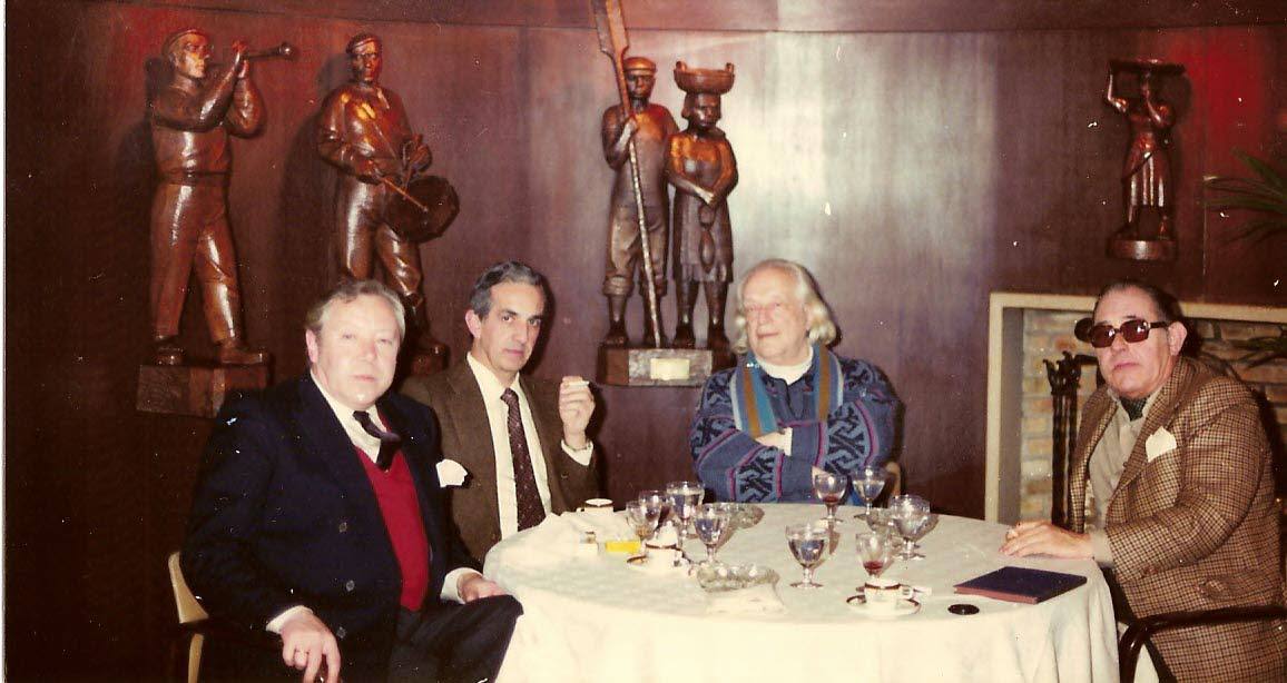 Manuel Arce (izquierda) en el Bar del Puerto de Santander junto a Javier Casanueva, Rafael Alberti y Antonio Zúñiga