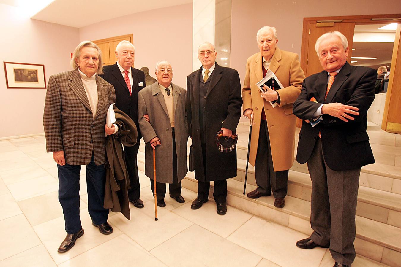 De izquierda a derecha, Julio Maruri, Manuel Arce, Aurelio García Cantalapiedra, Alejandro Gago, Pablo Beltrán de Heredia y Carlos Galán durante un acto literario en el Ateneo de Santander rememorando a José Hierro y a Proel. 