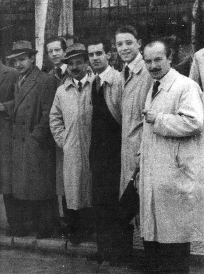 De izquierda a derecha, Carlos Salomón, Julio Maruri, Aurelio García Cantalapiedra, Eduardo Rincón, Manuel Arce y Miguel Vázquez, a la salida de la boda de José Hierro.