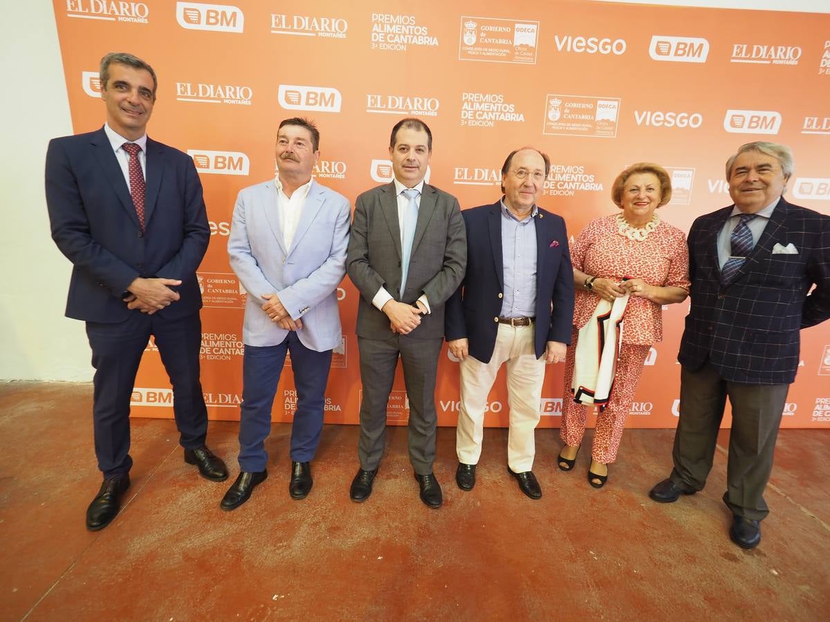 La gala de entrega de os Premios Alimentos de Cantabria reunió en Torrelavega a destacados representantes del sector agroalimentario de la región y de la sociedad de Cantabria.