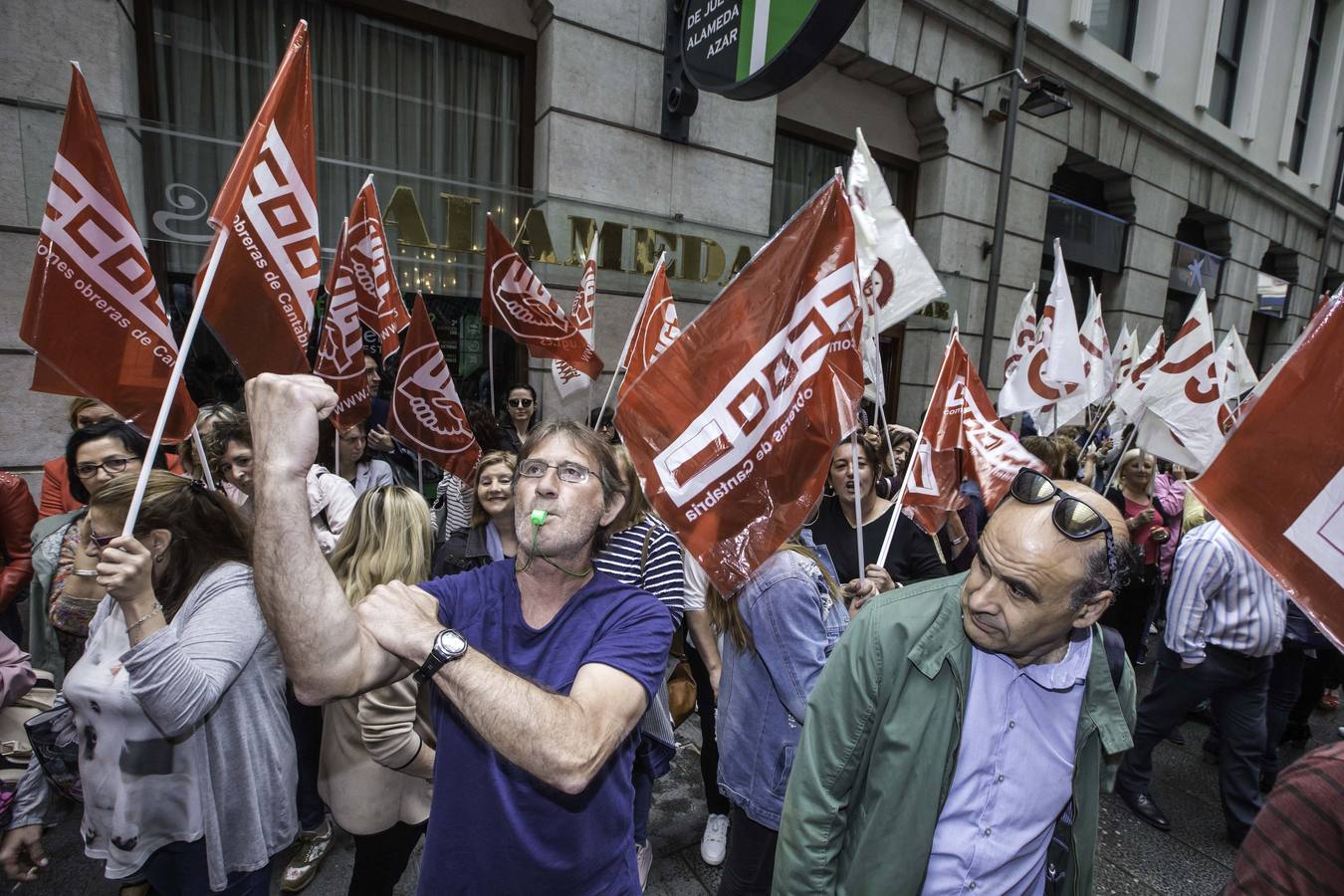 Trabajadores del sector de la limpieza en Cantabria se han concentrado hoy frente a la sede de ORECLA en Santander por el «estancamiento» de la negociación colectiva,