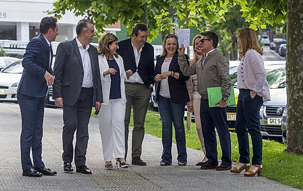 Roberto Media, María José Sáenz de Buruaga, Íñigo Fernández, Isabel Urrutia, María Jesús Susinos y Candido Cobo entran juntos a la sede del PP . 
