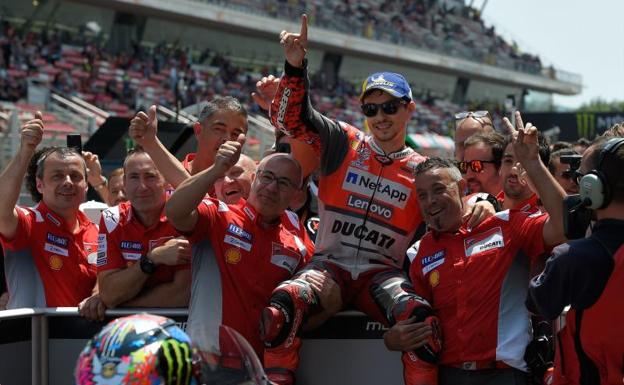 Jorge Lorenzo celebra su primer puesto en clasificación.