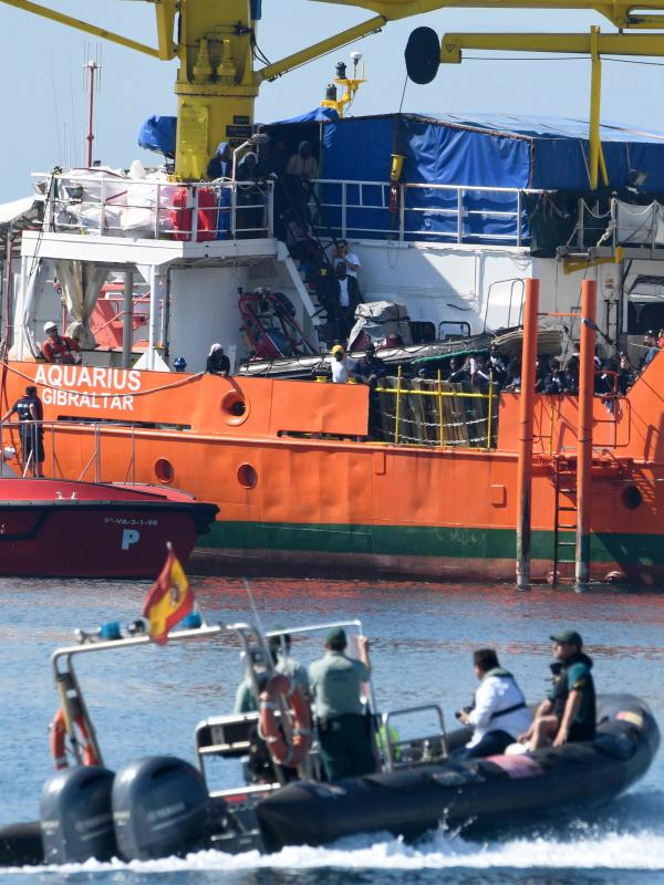 Aplausos y muestras de alegría de los inmigrantes a su llegada a España