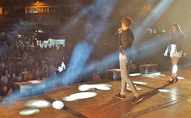 Marta Rodríguez y Edgar Bao compartiendo escenario ante cientos de personas