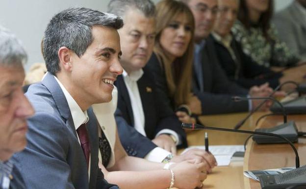 Pablo Zuloaga preside un Pleno en el Ayuntamiento de Bezana. 