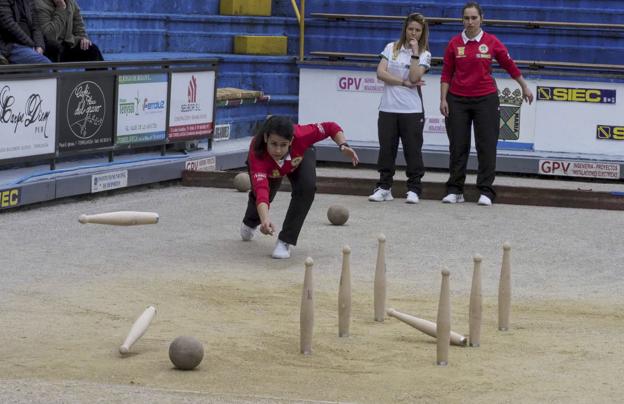Miriam Velarde birla una bola en un partido de Torrelavega Siec. Tras ella, Laura Abascal y Patricia Revuelta.