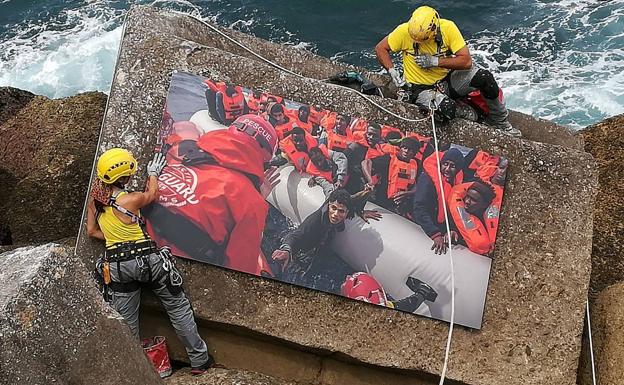 El montaje de la muestra comenzó ayer en el rompeolas de Castro Urdiales, donde se instalarán 15 obras del fotógrafo Olmo Calvo en las que la migración es protagonista.