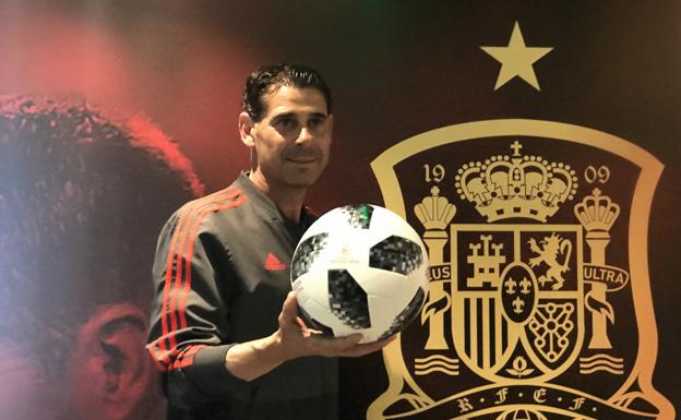 Fernando Hierro, ante la prensa en Krasnodar. 