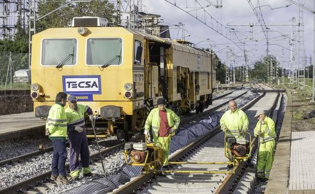 Los trabajos de modernización de la vía férrea a Torrelavega, una de las últimas inversiones públicas de peso en la región. 