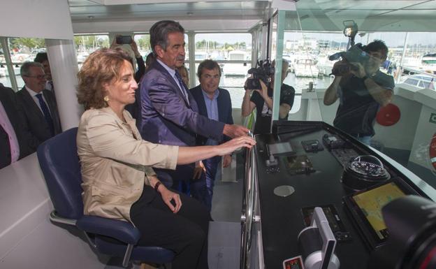 La ministra de Transición Ecológica, a bordo del catamarán electrosolar