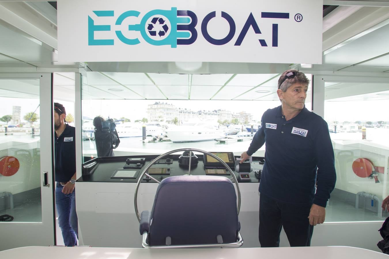 El presidente de Cantabria, Miguel Ángel Revilla, y la ministra de Transición Ecológica, Teresa Ribera, han inaugurado este martes el 'ECOCAT', el primer catamarán electrosolar de pasajeros de Europa, promovido y fabricado por la empresa cántabra Metaltec Naval.