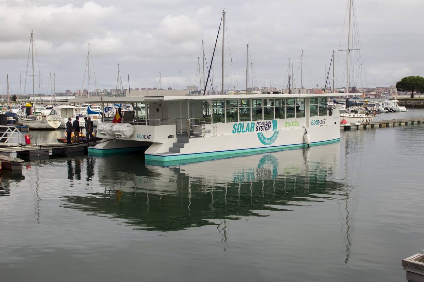 El presidente de Cantabria, Miguel Ángel Revilla, y la ministra de Transición Ecológica, Teresa Ribera, han inaugurado este martes el 'ECOCAT', el primer catamarán electrosolar de pasajeros de Europa, promovido y fabricado por la empresa cántabra Metaltec Naval.