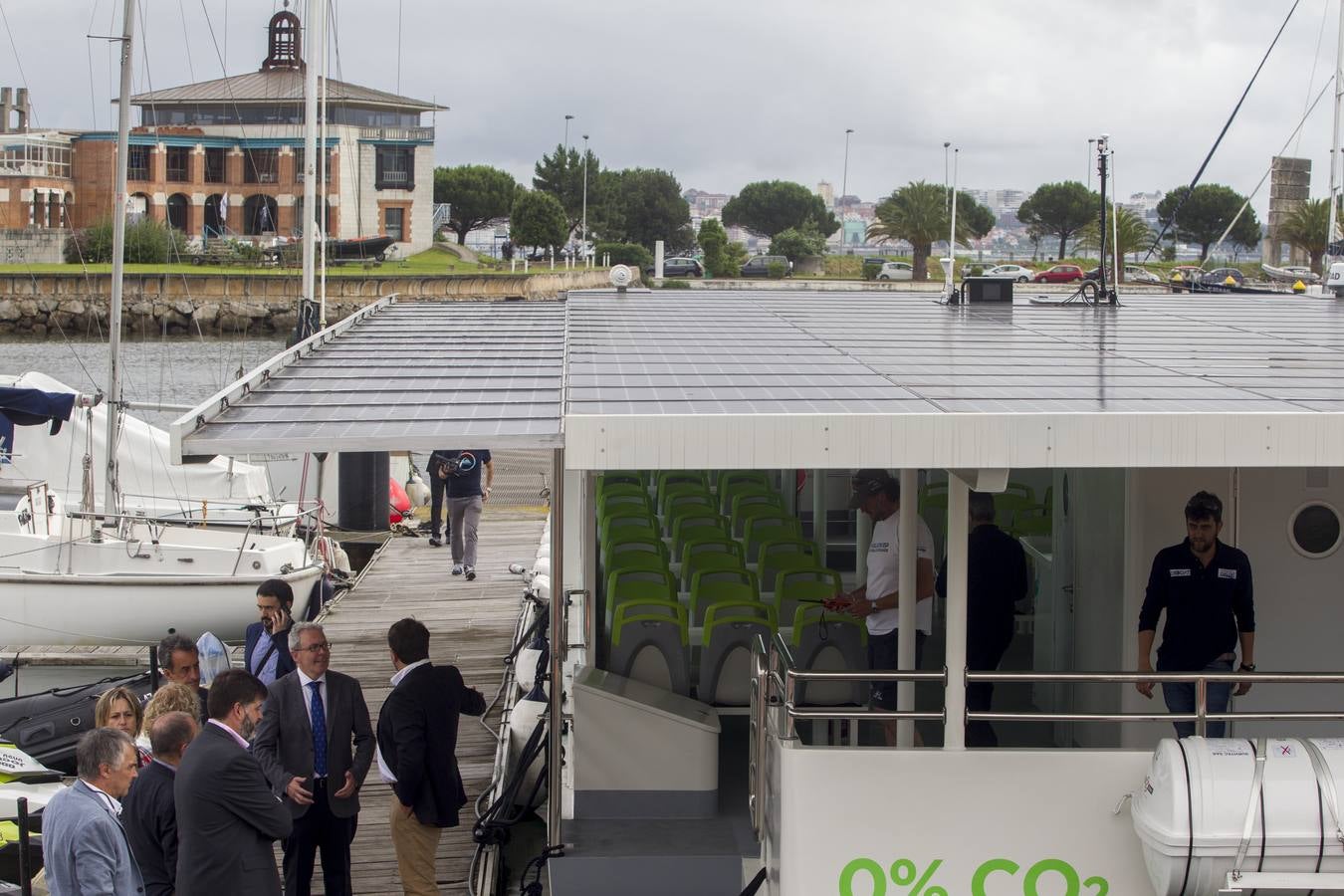 El presidente de Cantabria, Miguel Ángel Revilla, y la ministra de Transición Ecológica, Teresa Ribera, han inaugurado este martes el 'ECOCAT', el primer catamarán electrosolar de pasajeros de Europa, promovido y fabricado por la empresa cántabra Metaltec Naval.