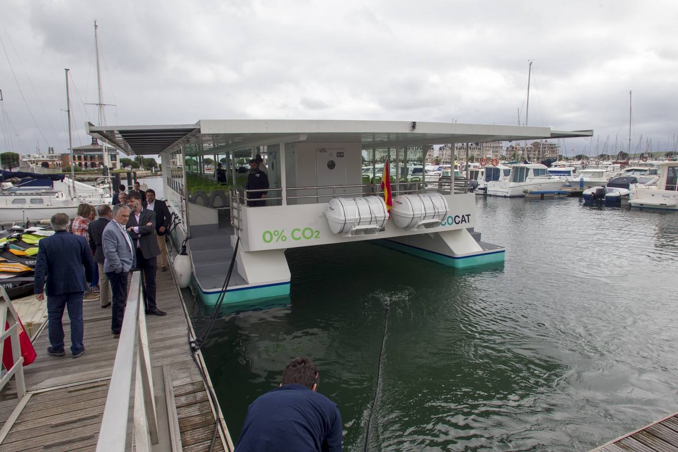 El presidente de Cantabria, Miguel Ángel Revilla, y la ministra de Transición Ecológica, Teresa Ribera, han inaugurado este martes el 'ECOCAT', el primer catamarán electrosolar de pasajeros de Europa, promovido y fabricado por la empresa cántabra Metaltec Naval.