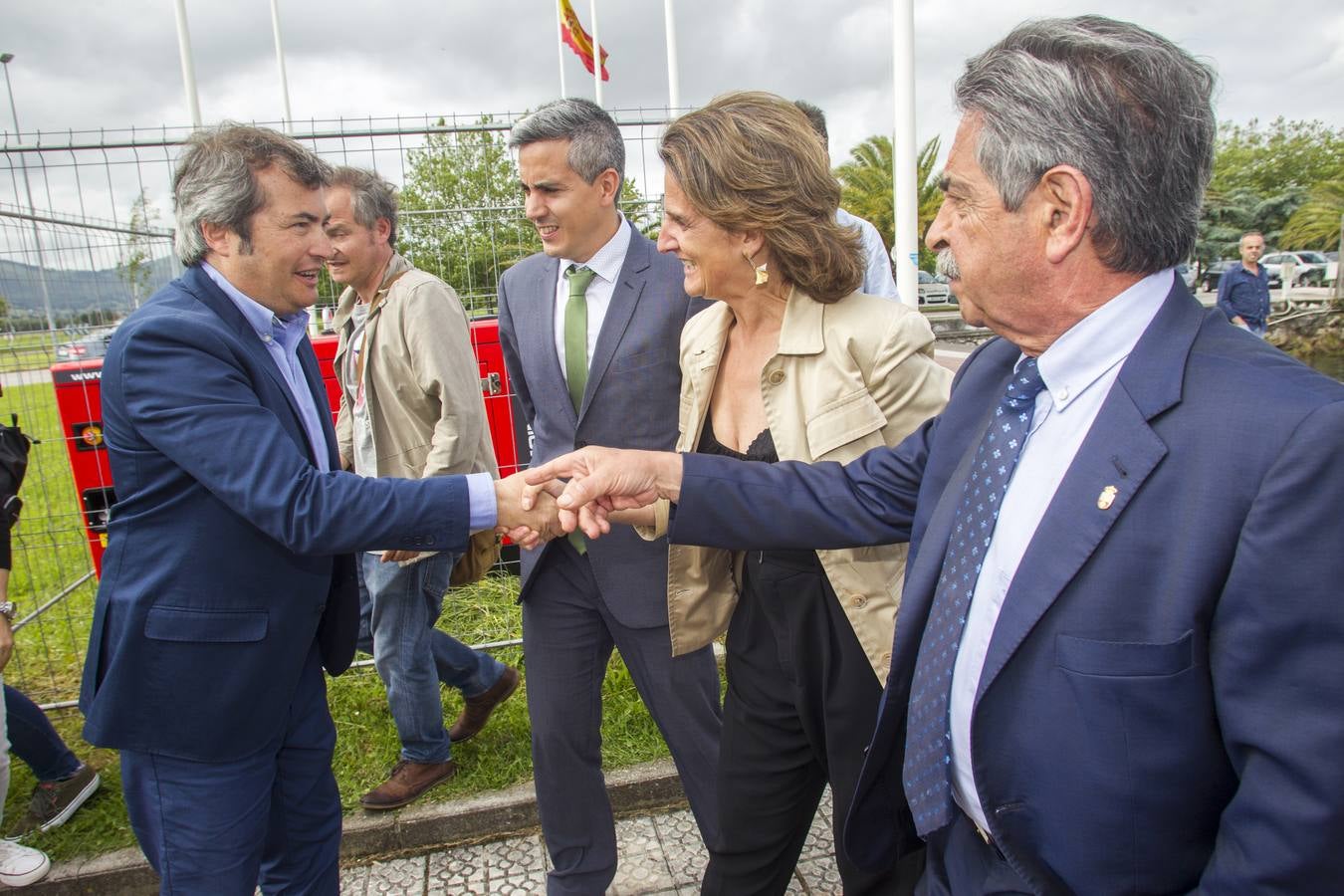 El presidente de Cantabria, Miguel Ángel Revilla, y la ministra de Transición Ecológica, Teresa Ribera, han inaugurado este martes el 'ECOCAT', el primer catamarán electrosolar de pasajeros de Europa, promovido y fabricado por la empresa cántabra Metaltec Naval.