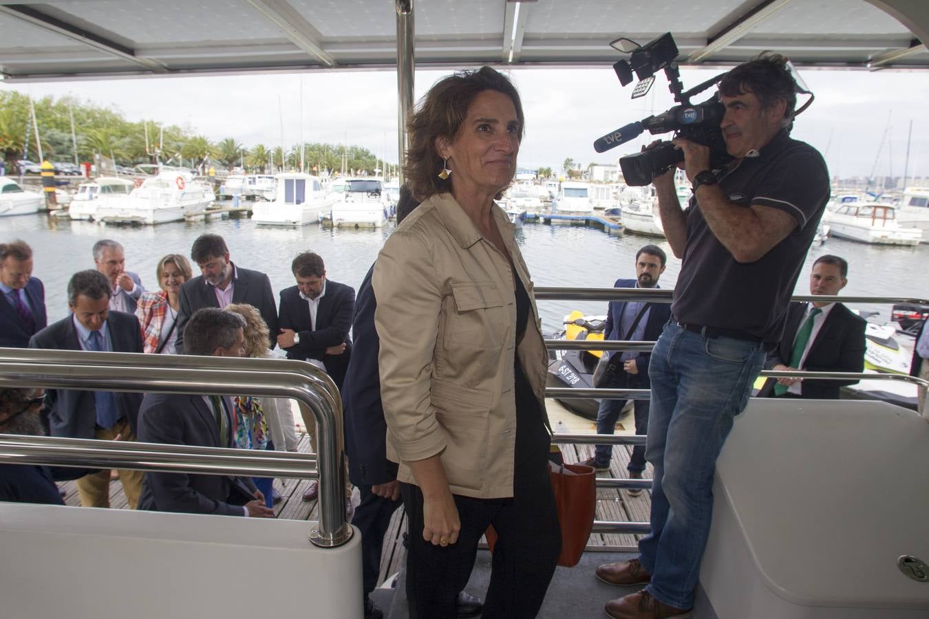 El presidente de Cantabria, Miguel Ángel Revilla, y la ministra de Transición Ecológica, Teresa Ribera, han inaugurado este martes el 'ECOCAT', el primer catamarán electrosolar de pasajeros de Europa, promovido y fabricado por la empresa cántabra Metaltec Naval.