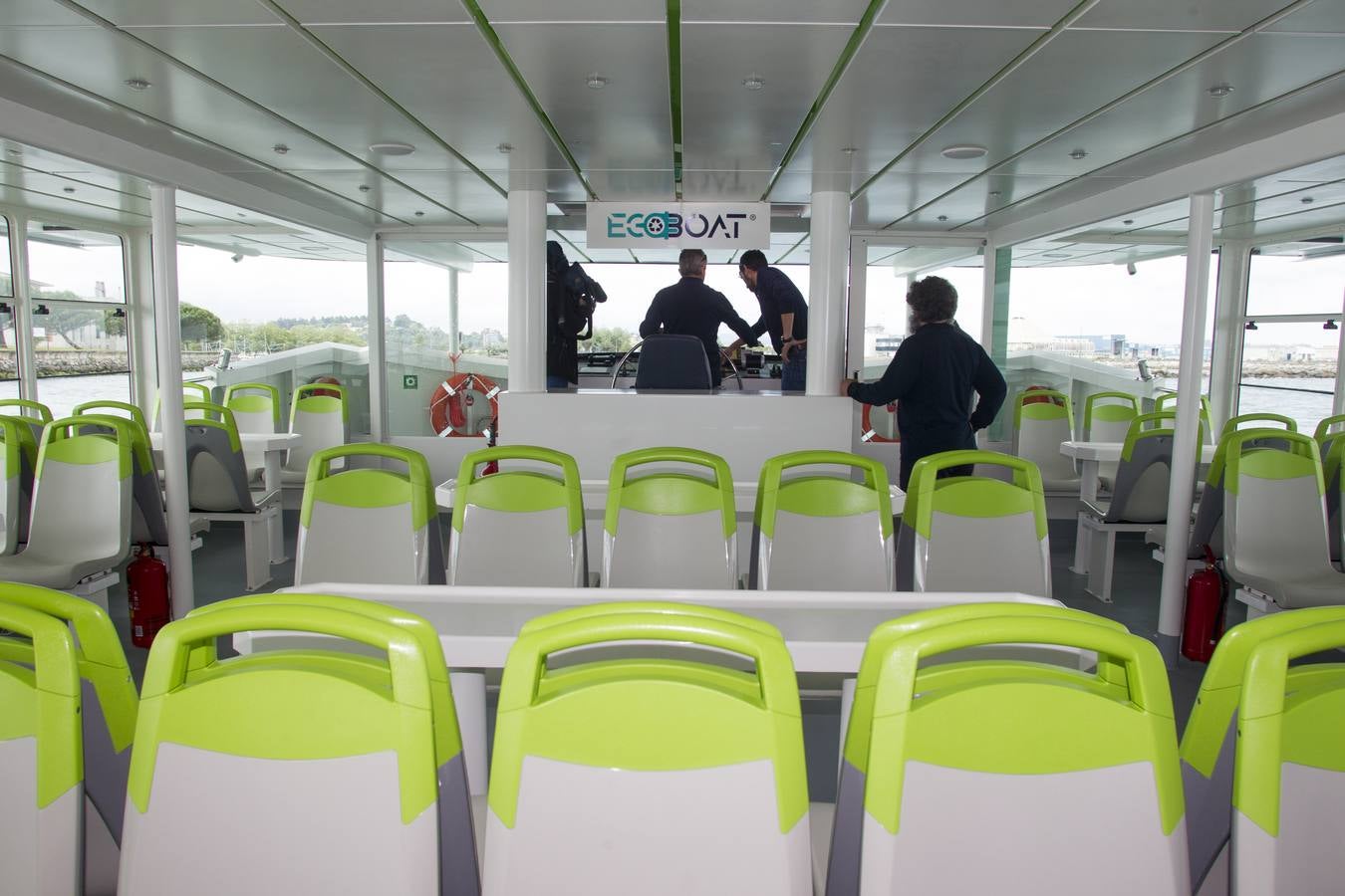 El presidente de Cantabria, Miguel Ángel Revilla, y la ministra de Transición Ecológica, Teresa Ribera, han inaugurado este martes el 'ECOCAT', el primer catamarán electrosolar de pasajeros de Europa, promovido y fabricado por la empresa cántabra Metaltec Naval.