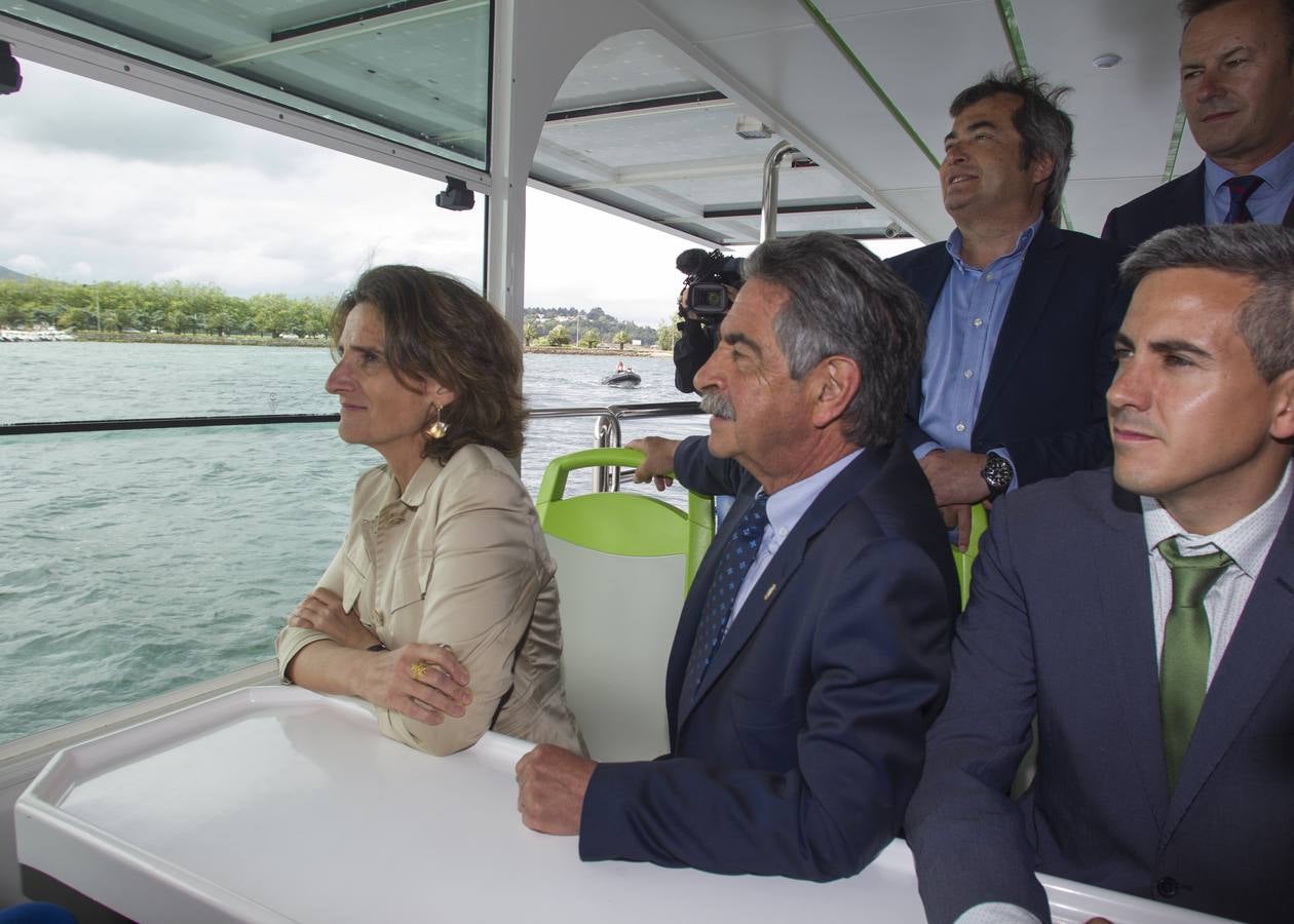 El presidente de Cantabria, Miguel Ángel Revilla, y la ministra de Transición Ecológica, Teresa Ribera, han inaugurado este martes el 'ECOCAT', el primer catamarán electrosolar de pasajeros de Europa, promovido y fabricado por la empresa cántabra Metaltec Naval.