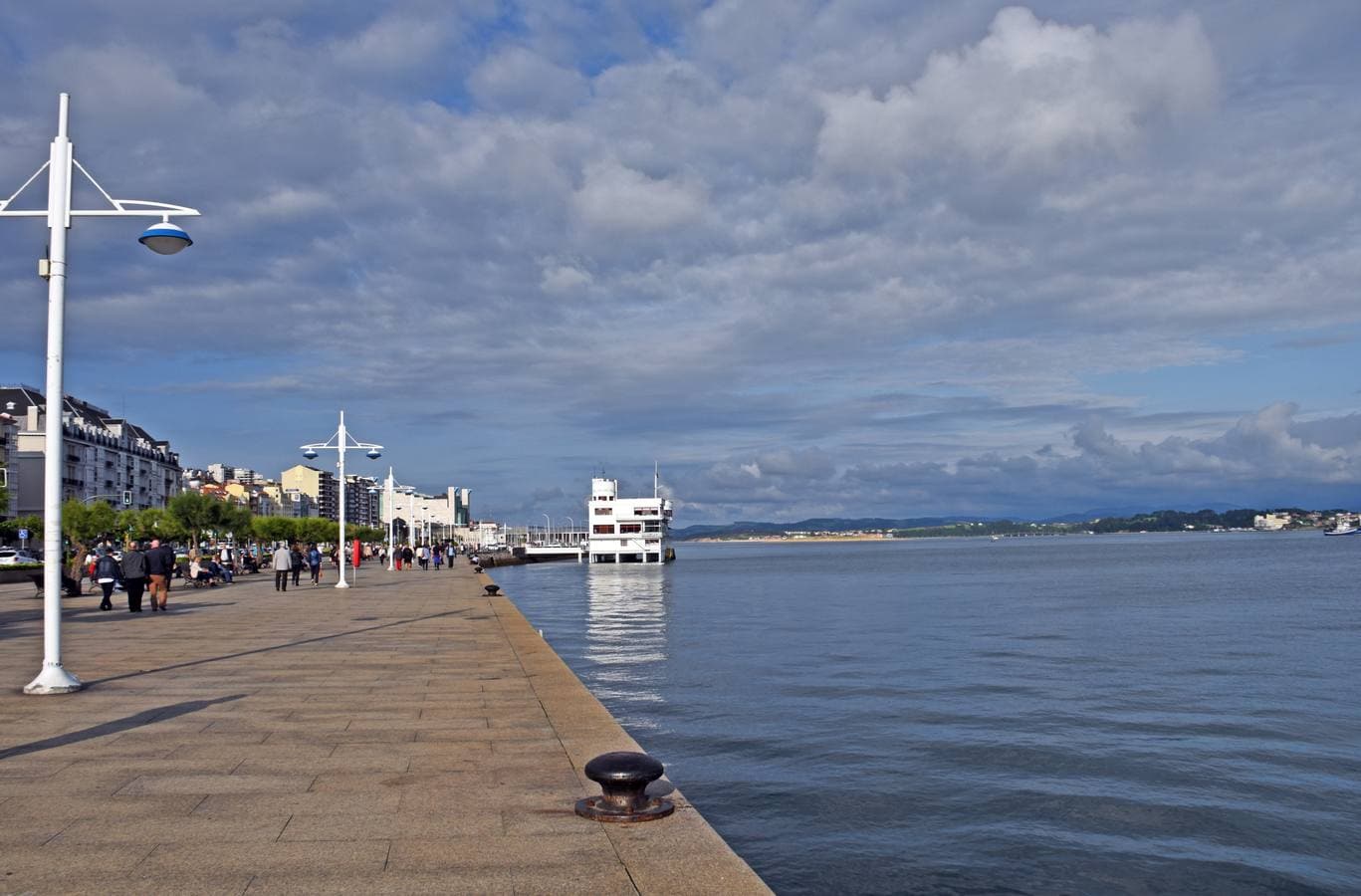 Santander deja atrás una primavera poco pródiga en días de sol pero en la que los cielos han dejado estampas realmente llamativas.