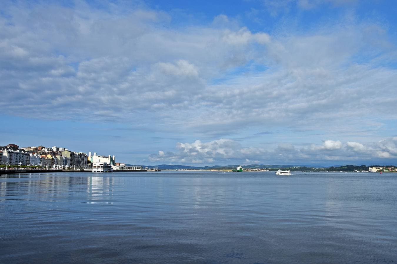 Santander deja atrás una primavera poco pródiga en días de sol pero en la que los cielos han dejado estampas realmente llamativas.