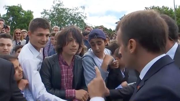 Mala idea. El joven del centro escuchó la reprimenda de Emmanuel Macron por dirigirse a él como 'Manu' en un acto oficial de la República francesa; el adolescente se encerró en su casa después de que el presidente colgara las imágenes en internet. .