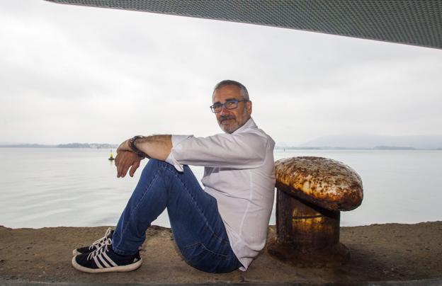 El guionista y director Javier Fesser posa en el exterior del Centro Botín con la bahía de Santander de fondo. 