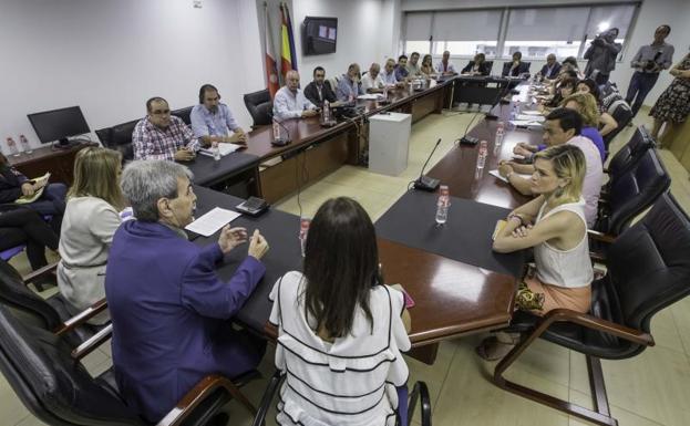 De la Sierra, junto a los alcaldes de municipios cántabros de más de 10.000 habitantes. 