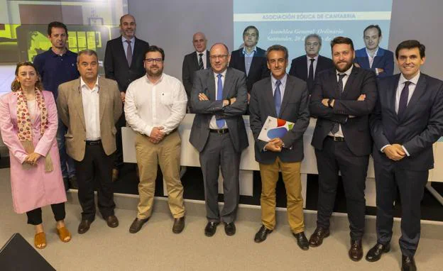 Foto de familia del consejero y el director general de Industria con los representantes de la Asociación Eólica de Cantabria