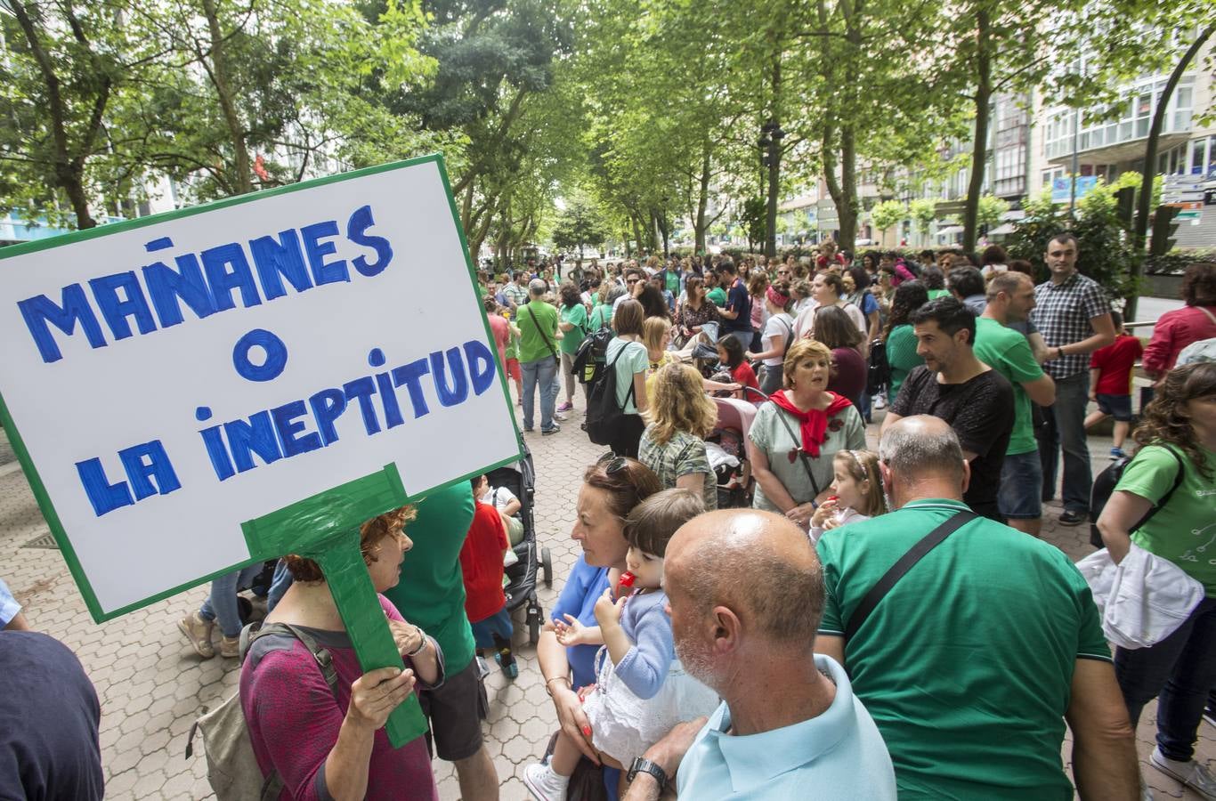 Los maestros se han vuelto a manifestar esta tarde por Santander para exigir que se mantenga la jornada reducida en junio y septiembre, como símbolo de su «fuerza», y con la esperanza de que la reunión de los sindicatos mañana, jueves, con el presidente, Miguel Ángel Revilla, ponga fin al conflicto.