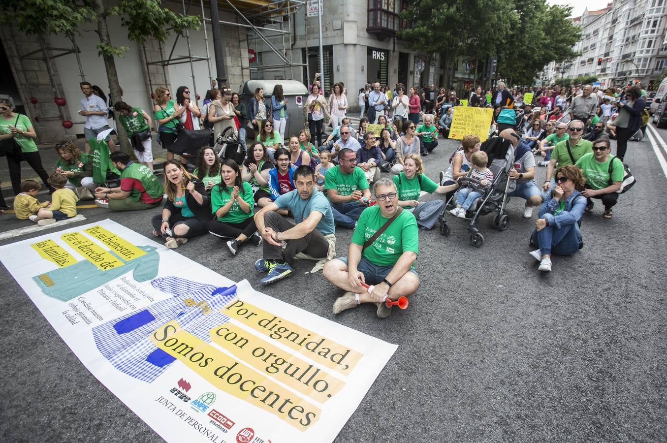 Los maestros se han vuelto a manifestar esta tarde por Santander para exigir que se mantenga la jornada reducida en junio y septiembre, como símbolo de su «fuerza», y con la esperanza de que la reunión de los sindicatos mañana, jueves, con el presidente, Miguel Ángel Revilla, ponga fin al conflicto.