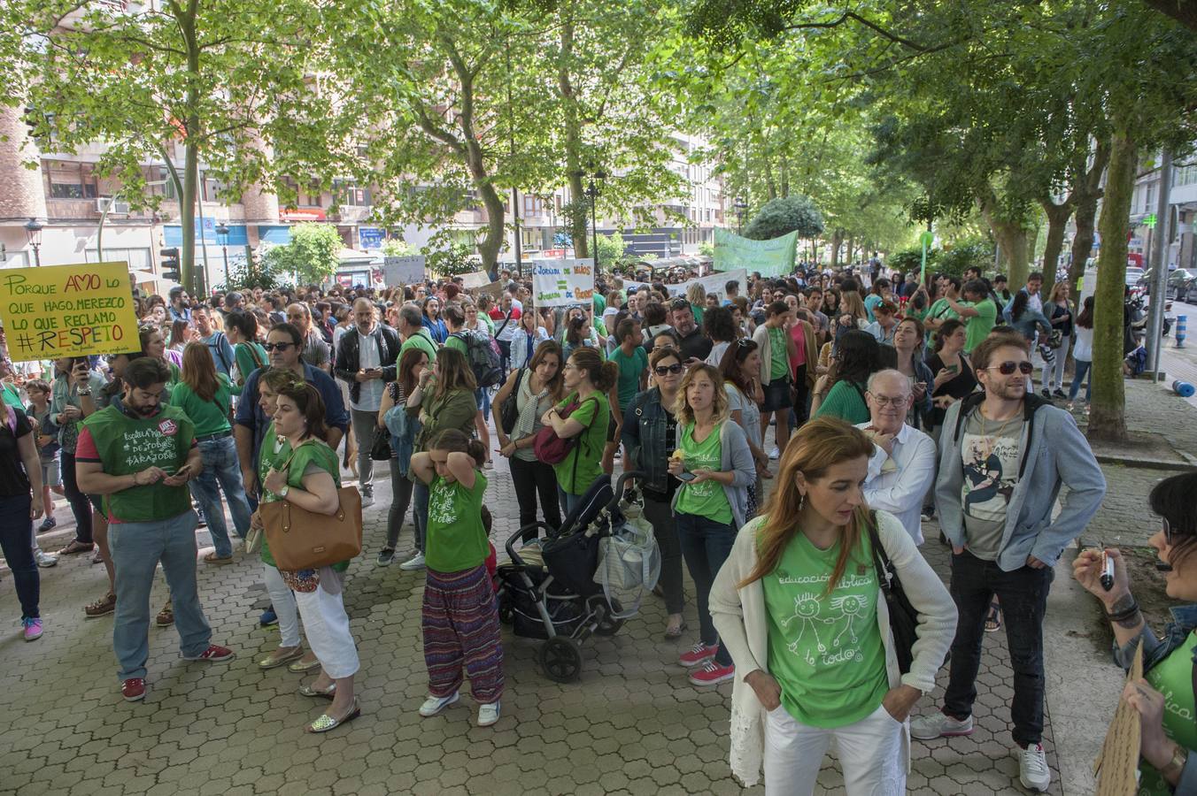 Fotos: Los maestros de Cantabria protestan ante la Consejería de Educación