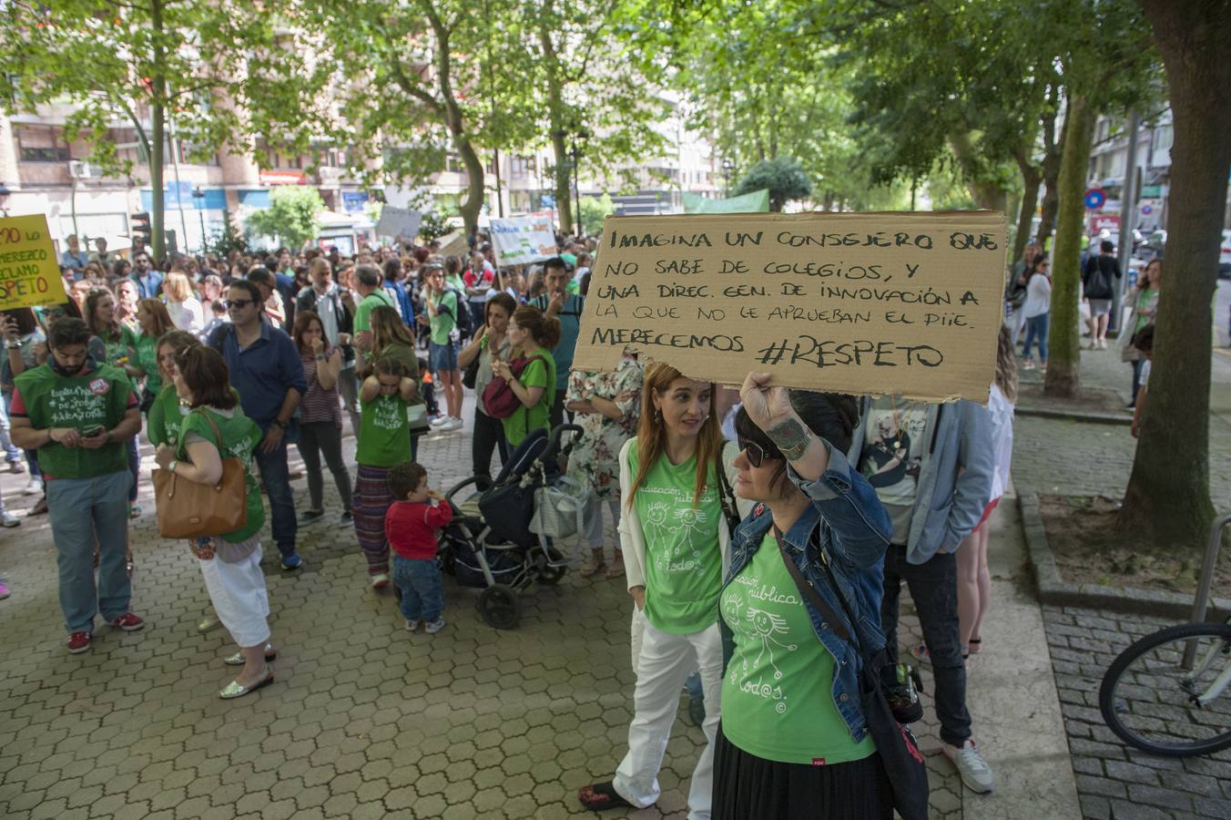 Fotos: Los maestros de Cantabria protestan ante la Consejería de Educación