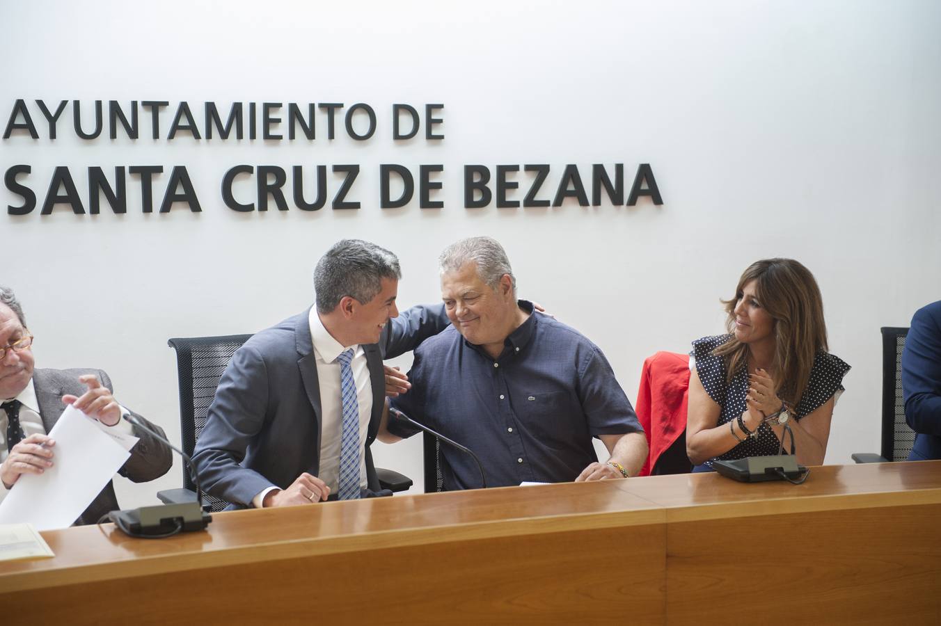 El pleno del Ayuntamiento de Bezana ve la renuncia del alcalde, Pablo Zuloaga, tras su nombramiento como delegado del Gobierno, y de su número dos, Raquel Saiz.