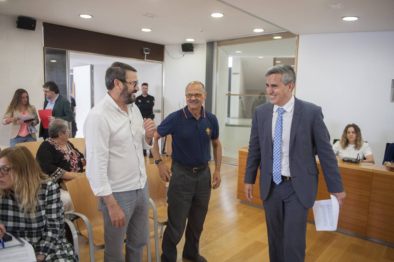 El pleno del Ayuntamiento de Bezana ve la renuncia del alcalde, Pablo Zuloaga, tras su nombramiento como delegado del Gobierno, y de su número dos, Raquel Saiz.