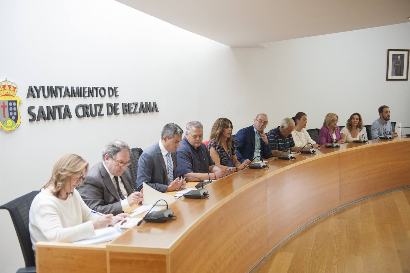 El pleno del Ayuntamiento de Bezana ve la renuncia del alcalde, Pablo Zuloaga, tras su nombramiento como delegado del Gobierno, y de su número dos, Raquel Saiz.