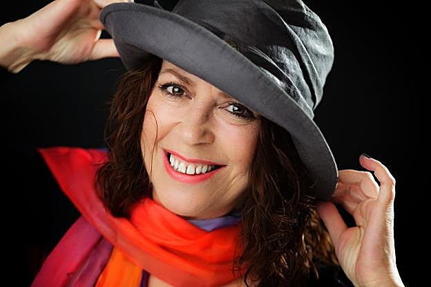 La escritora Pilar Sánchez presenta hoy en El Corte Inglés su última novela.