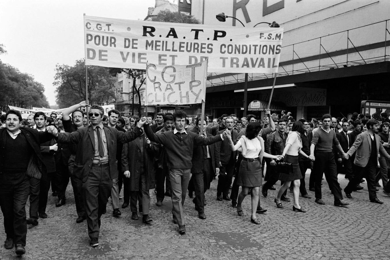 Fue un tiempo de ilusiones, de utopías… Los estudiantes tomaron las calles en mayo de 1968 para cargar contra la universidad, la sociedad de consumo y el sistema. Querían cambiar el mundo. Artistas e intelectuales cántabros recuerdan cómo vivieron un episodio histórico que se contagió a todo el mundo