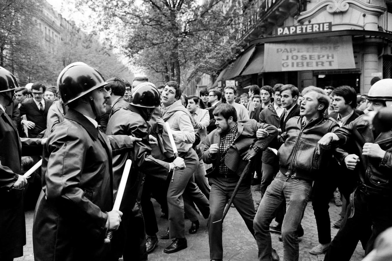 Fue un tiempo de ilusiones, de utopías… Los estudiantes tomaron las calles en mayo de 1968 para cargar contra la universidad, la sociedad de consumo y el sistema. Querían cambiar el mundo. Artistas e intelectuales cántabros recuerdan cómo vivieron un episodio histórico que se contagió a todo el mundo