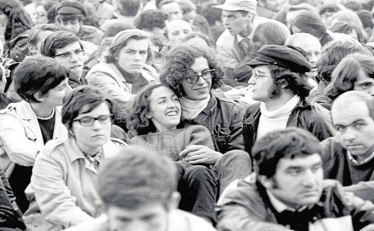 Fue un tiempo de ilusiones, de utopías… Los estudiantes tomaron las calles en mayo de 1968 para cargar contra la universidad, la sociedad de consumo y el sistema. Querían cambiar el mundo. Artistas e intelectuales cántabros recuerdan cómo vivieron un episodio histórico que se contagió a todo el mundo