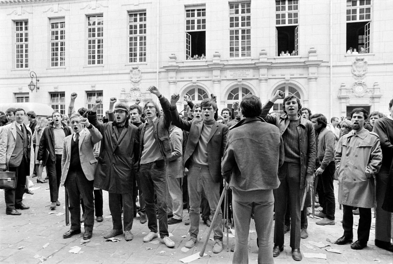 Fue un tiempo de ilusiones, de utopías… Los estudiantes tomaron las calles en mayo de 1968 para cargar contra la universidad, la sociedad de consumo y el sistema. Querían cambiar el mundo. Artistas e intelectuales cántabros recuerdan cómo vivieron un episodio histórico que se contagió a todo el mundo