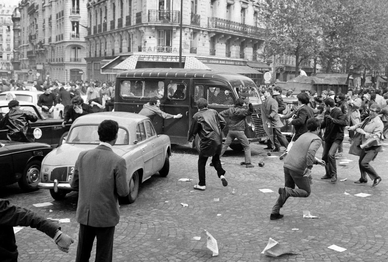 Fue un tiempo de ilusiones, de utopías… Los estudiantes tomaron las calles en mayo de 1968 para cargar contra la universidad, la sociedad de consumo y el sistema. Querían cambiar el mundo. Artistas e intelectuales cántabros recuerdan cómo vivieron un episodio histórico que se contagió a todo el mundo