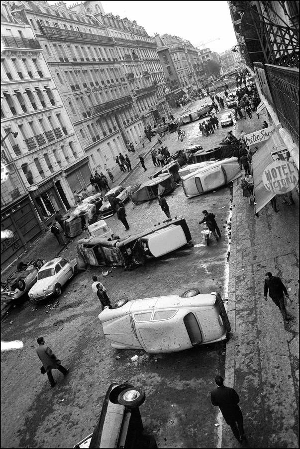 Fue un tiempo de ilusiones, de utopías… Los estudiantes tomaron las calles en mayo de 1968 para cargar contra la universidad, la sociedad de consumo y el sistema. Querían cambiar el mundo. Artistas e intelectuales cántabros recuerdan cómo vivieron un episodio histórico que se contagió a todo el mundo