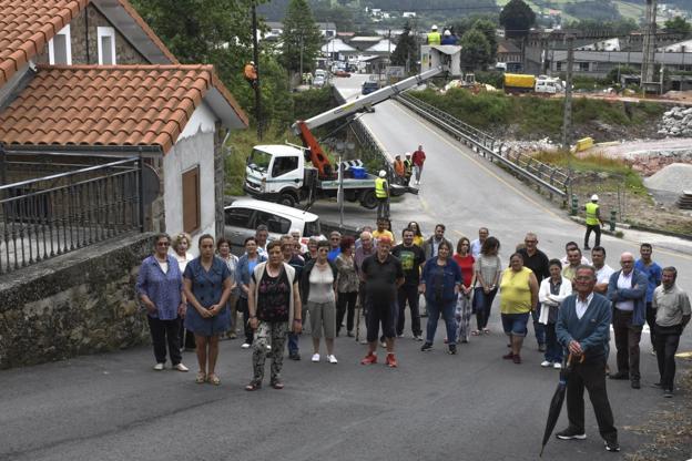 Los vecinos del barrio de Penías salieron a la calle para protestar por la demolición del puente que les comunica directamente con el casco urbano de Los Corrales. 