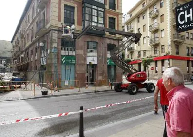 Imagen secundaria 1 - Torrelavega examinará cada dos horas el edificio desalojado tras la aparición de grietas