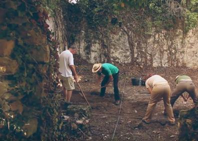 Imagen secundaria 1 - Voluntarios trabajando en la Ermita de Santa Leocadia