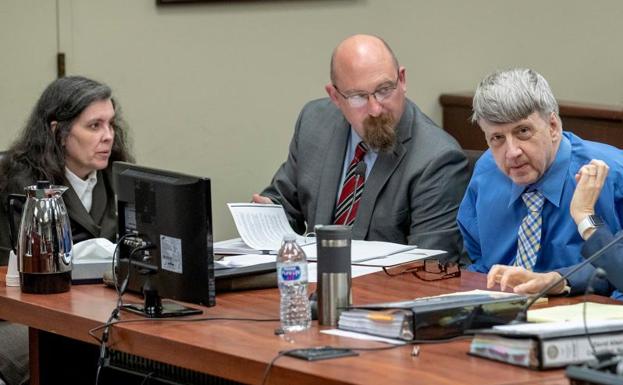 David Turpin (d) y su esposa Louise Anna Turpin durante el juicio.