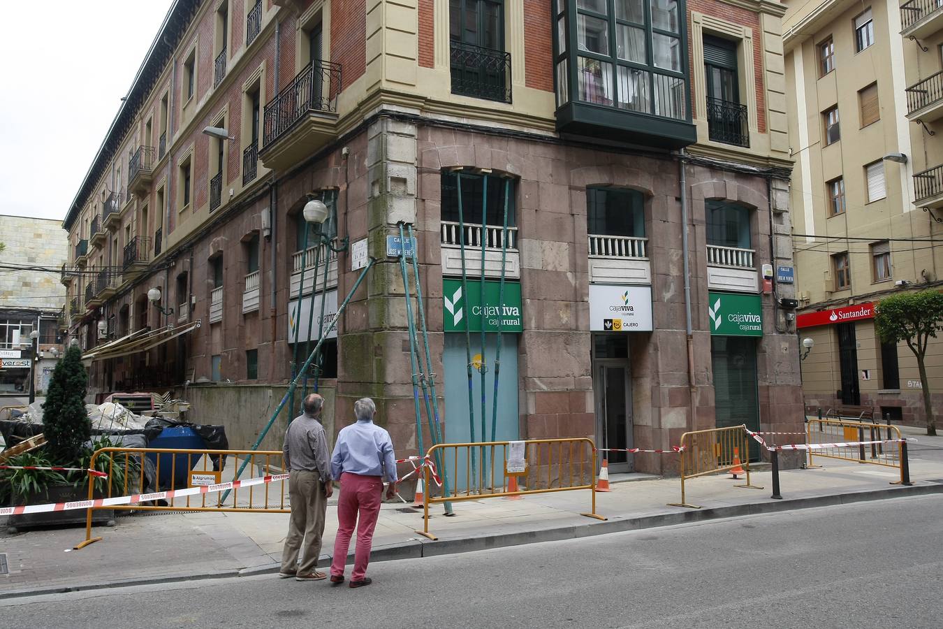 Fotos: Edificio desalojado en Torrelavega por el riesgo de derrumbe de su fachada