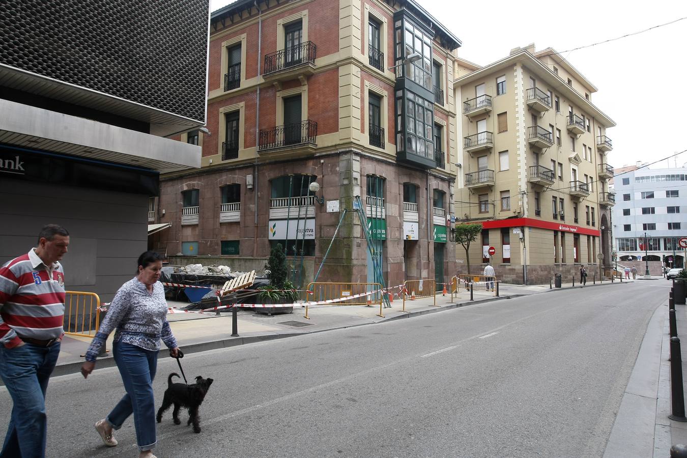 Fotos: Edificio desalojado en Torrelavega por el riesgo de derrumbe de su fachada