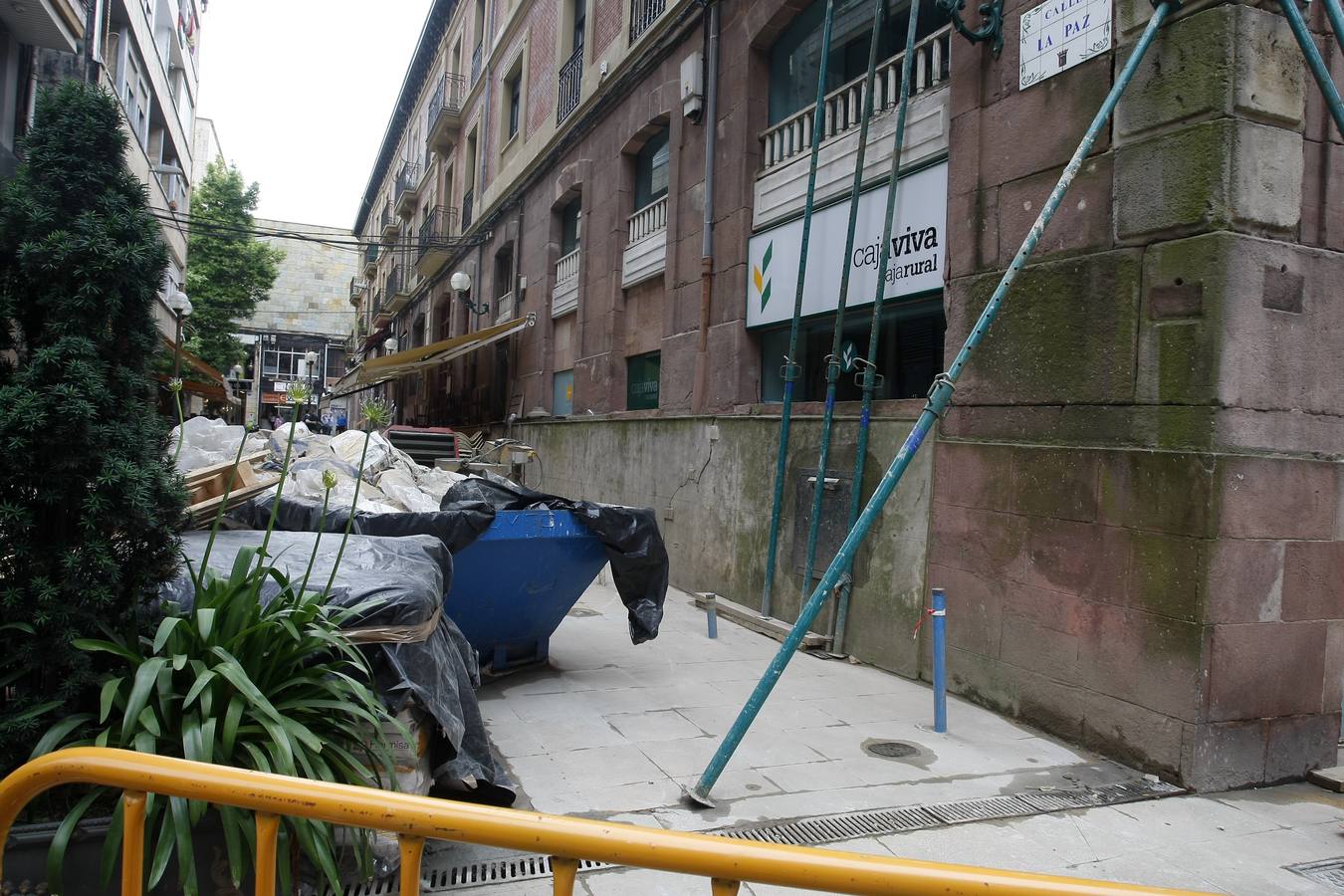 Fotos: Edificio desalojado en Torrelavega por el riesgo de derrumbe de su fachada